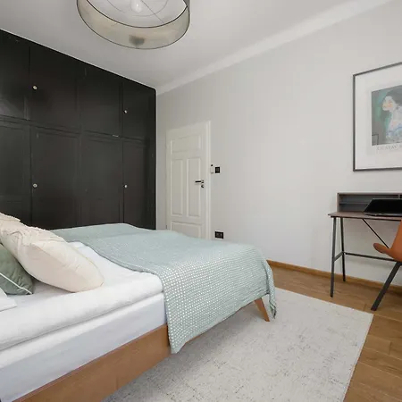 Air Conditioned In Center With Desk And Bathtub By Renters *