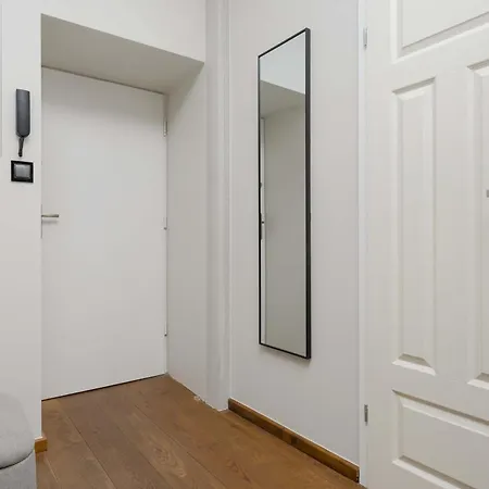 Air Conditioned In Center With Desk And Bathtub By Renters ורשה