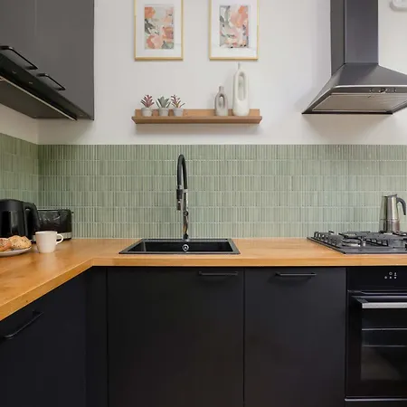 Air Conditioned In Center With Desk And Bathtub By Renters Appartamento