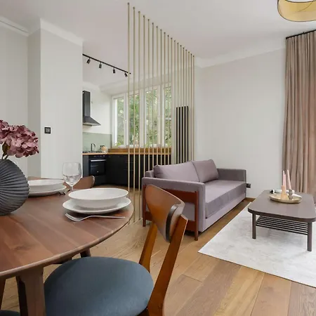 Air Conditioned In Center With Desk And Bathtub By Renters *