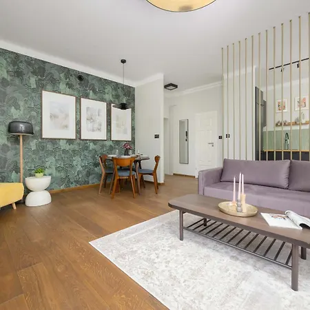 Air Conditioned In Center With Desk And Bathtub By Renters ורשה