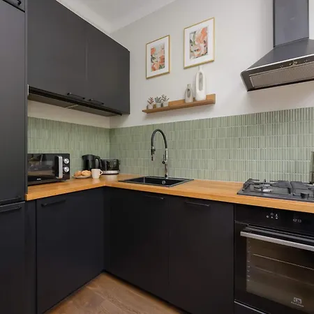 Apartament Air Conditioned In Center With Desk And Bathtub By Renters Warszawa