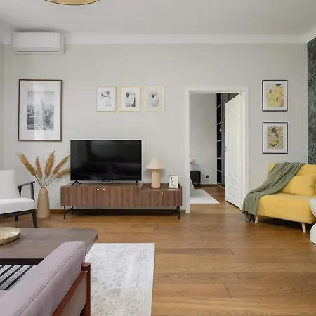 Air Conditioned In Center With Desk And Bathtub By Renters Warszawa