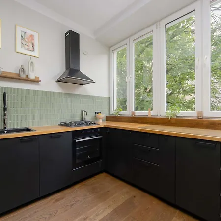 Air Conditioned In Center With Desk And Bathtub By Renters Warszawa