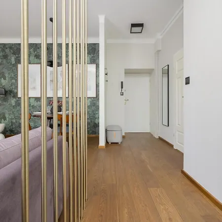 Air Conditioned In Center With Desk And Bathtub By Renters Warszawa