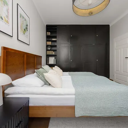 Air Conditioned In Center With Desk And Bathtub By Renters