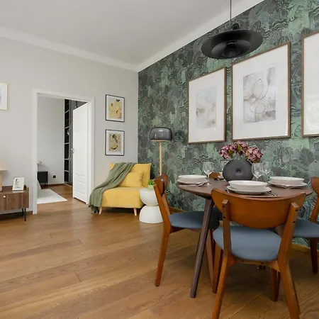 Air Conditioned In Center With Desk And Bathtub By Renters