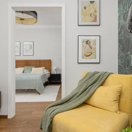 Air Conditioned In Center With Desk And Bathtub By Renters *